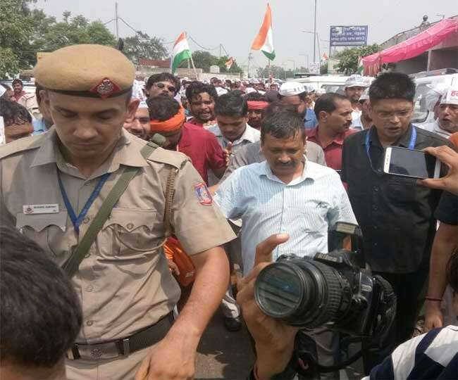 જોકે, આ મામલે કોંગ્રેસના નેતા અજય માકનને આપને વધારે ઘમંડ ના કરવાની વાત કહી છે, તેમને કહ્યું કે 2013 માં કોંગ્રેસે તેમનું સમર્થન ના કર્યું હોય તો AAP આજે ઇતિહાસ બની ગઇ હોત. તો આટલી નાની વાતે કેજરીવાલે આટલું મોટી જાહેરાત કરી દીધી.
