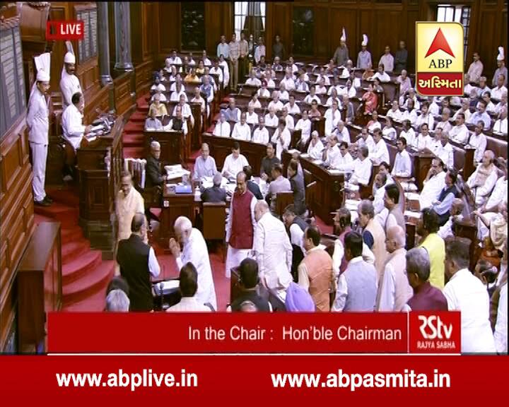 વાસ્તવમાં જેટલી કિડનીની બિમારીના કારણે લાંબી રજાઓ પછી સંસદમાં હાજર રહ્યા હતા. કિડની ટ્રાન્સપ્લાન્ટ પછી ડોક્ટરોએ જેટલીને કોઇ પણ વ્યક્તિના સંસર્ગમાં નહી આવવાની સલાહ આપી છે જેને કારણે તેમણે મોદી સાથે હાથ મિલાવ્યા નહોતા. જેટલી ડોક્ટરોના સૂચનોનું ચુસ્તપણે પાલન કરી રહ્યા છે.