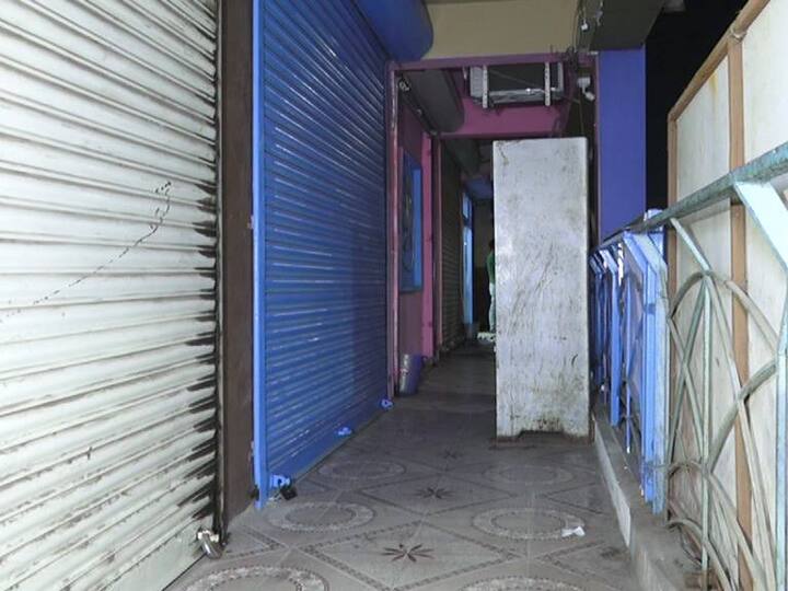 મળતી માહિતી અનુસાર, મણિનગરના જવાહરચોક પાસે એક કોમ્પલેક્ષ આવેલું છે જ્યાં કોહિનૂર નામનું સ્પા સેન્ટર છે. આ સ્પા સેન્ટરની આડમાં સેક્સ રેકેટ ચાલે છે તેવી પોલીસને બાતમી મળતા રેડ કરી હતી. રેડ દરમિયાન પોલીસે 4 મહિલા તેમજ મુખ્ય સૂત્રધાર બીલખિસબાનું નામની મહિલાની ધરપકડ કરી છે. સાથે 3 યુવકની ધરપકડ કરીને કાયદેસર કાર્યવાહી હાથ ધરી છે.