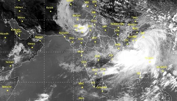 મુંબઈ: મહારાષ્ટ્રના મરાઠાવાડ ક્ષેત્રના એક ગામના ખેડૂતોએ ભારતીય હવામાન વિભાગ (આઈએમડી) સામે પોલીસ સ્ટેશને ફરિયાદ નોંધાવી છે. જેમાં ખેડૂતોએ આરોપ લગાવ્યો છે કે, બીજ અને કિટનાશક નિર્માતા કંપનીઓની મિલીભગતને કારણે વરસાદ અંગે ખોટું અનુમાન આપી રહ્યા છે. બિયારણ કંપનીઓનું વેચાણ કરવા માટે અધિકારીઓ વરસાદની આગાહી ખોટી કરી રહ્યા છે તેવું ખેડૂતે કહ્યું હતું.