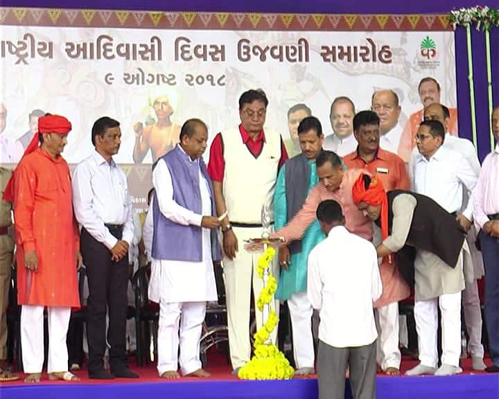 અમદાવાદઃ ભાજપના નેતા ભવાન ભરવાડે પોતે આદિવાસીઓના નામે ભ્રષ્ટાચાર કર્યાની કબૂલાત કરી હતી. છોટાઉદેપુરના પાવીજેતપુર ખાતે વિશ્વ આદિવાસી દિવસે તેમણે કહ્યું કે, તેઓ જ્યારે કોંગ્રેસમાં ધારાસભ્ય હતા ત્યારે આદિવાસીઓના નામે બારોબાર નાણાં ચાંઉ કરી જતાં હોવાનો સ્વીકાર કર્યો હતો. પાવીજેતપુર ખાતે આદિવાસી દિવસની ઉજવણી કાર્યક્રમમાં તેમણે આ બફાટ કર્યો હતો. 
