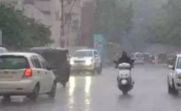 વાપી, કપરાડા, ધરમપુર સહિતના વિસ્તારોમાં છૂટોછવાયો વરસાદ પડતા વાતાવરણમાં ઠંકક પ્રસરી ગઈ હતી. સુરતના અઠવાગેટ, મજુરા સહિતના વિસ્તારમાં વરસાદી ઝાપટા પડ્યા હતા. જ્યારે અમદાવાદના અનેક વિસ્તારોમાં એકાએક વરસાદ શરૂ થતાં લોકોમાં ખુશી જોવા મળી હતી. 