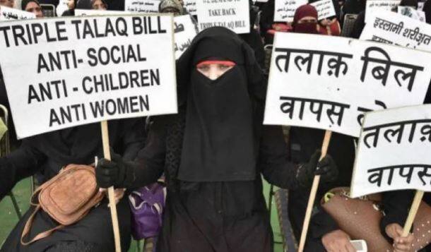  શુક્રવારનાં રોજ જ્યારે સંસદની કાર્યવાહી શરૂ થતા કોંગ્રેસે રાફેલનો મુદ્દો ઉઠાવ્યો અને જબરદસ્ત હોબાળો કર્યો. ત્યાર બાદ અનેક વિપક્ષી દળોએ ત્રિપલ તલાક બિલ રજૂ કરવા જવા પર બાબતે વિરોધ કરવામાં આવેલ છે. હોબાળાને લઇને રાજ્યસભાને બપોરનાં 2:30 કલાક માટે સ્થગિત કરી દીધી હતી. ત્યાર બાદ આ કાર્યવાહી શરૂ કરવામાં આવી.