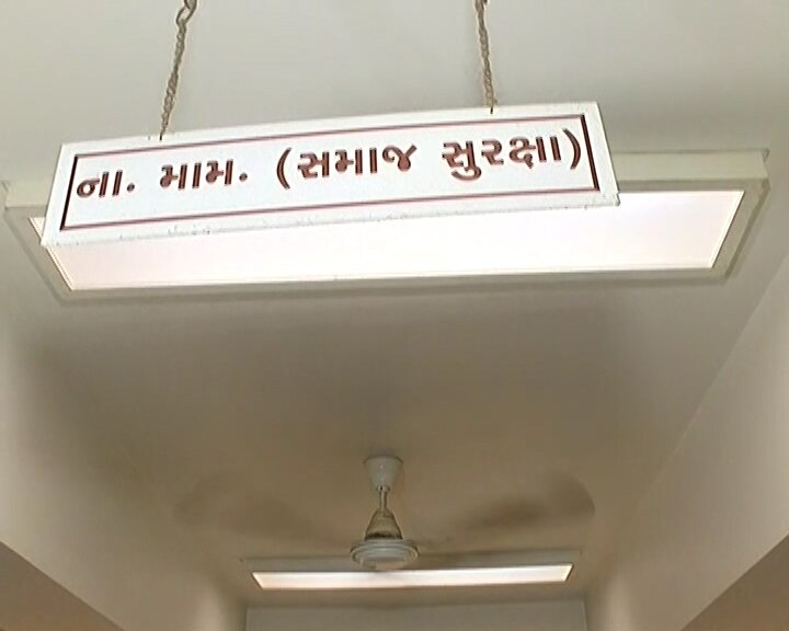 મળતી જાણકારી અનુસાર, પાંડેસરા વિસ્તારમાં 1974માં ગુજરાત હાઉસિંગ બોર્ડના મકાનો બનાવવા માટે ખેડૂતોની 70 વિઘા જમીન સંપાદન કરવામાં આવી હતી. જેના માટે જે ખેડૂતોની જમીન સંપાદન કરવામાં આવી હતી તેમણે વધારાના વળતરની માંગ કરી હતી. આ કેસ હાઈકોર્ટમાં ચાલ્યો હતો અને હાઈકોર્ટે ખેડૂતોને રૂપિયા આપવાની વાત કરી હતી. પરંતુ વારંવાર ધક્કા ખાવા છતાં ખેડૂતોને વળતર ચૂકવવામાં આવતું નહોતું.