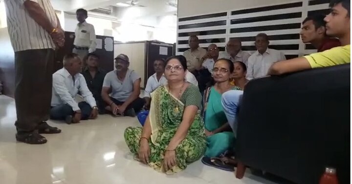 પરિણામે હાઈકોર્ટમાંથી જપ્તીનો ઓર્ડર ખેડૂતો લઇ આવ્યા હતા. છતાં પણ ખેડૂતોને જમીનનું વળતર અપાયું નહતું. જેથી ખેડૂતો જપ્તીનું વોરંટ લઈ નાયબ ક્લેક્ટર કચેરી પહોંચ્યાં હતાં અને પોલીસ અને સરકારી વકીલની સાથે ક્લેક્ટર પ્રાંત અધિકારી કચેરીએ જપ્તી પર આવેલા ખેડૂતો મોટી સંખ્યામાં પહોંચ્યા હતા.
