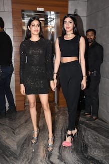 ફિલ્મ \'ધડક\'ની સક્સેસ પાર્ટીમાં ટ્રાન્સપરન્ટ ડ્રેસમાં પહોંચી જ્હાનવી કપૂર, જુઓ તસવીરો