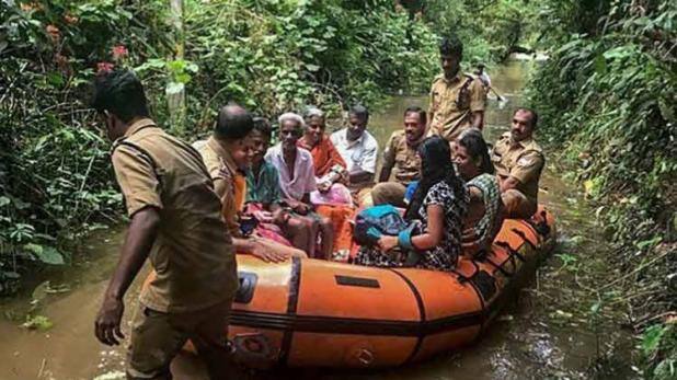 ઘણી જગ્યાઓ પર રસ્તાઓ તુટી જવાના કારણે પર્યટકો ફસાયા છે જેમને સુરક્ષિત જગ્યા પર લઈ જવા માટે એનડીઆરએફની ટીમો મદદ કરી રહી છે. થલસેના, એનડીઆરએફના જવાનો હાલ બચાવકાર્યમાં લાગ્યા છે.
