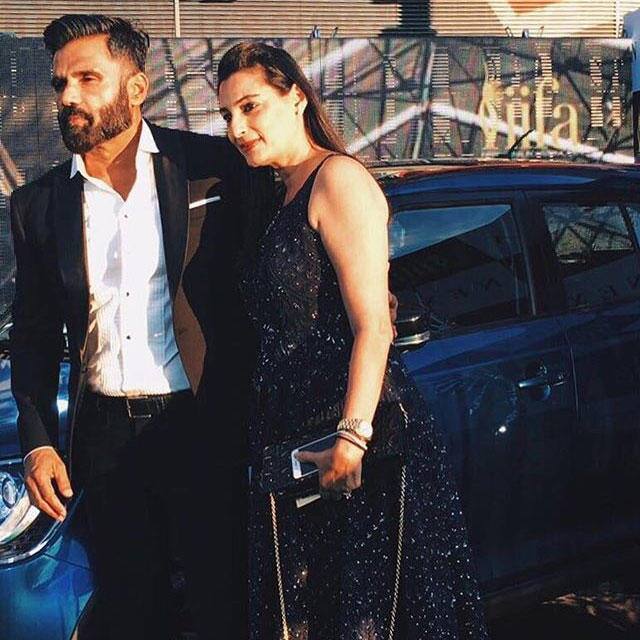 સુનીલ શેટ્ટીની પત્ની માના શેટ્ટી પણ બિઝનેશ કરે છે. મુંબઈના વર્લી વિસ્તારમાં 'આર હાઉસ' નામથી તેનું હોમ ડેકોર છે. 