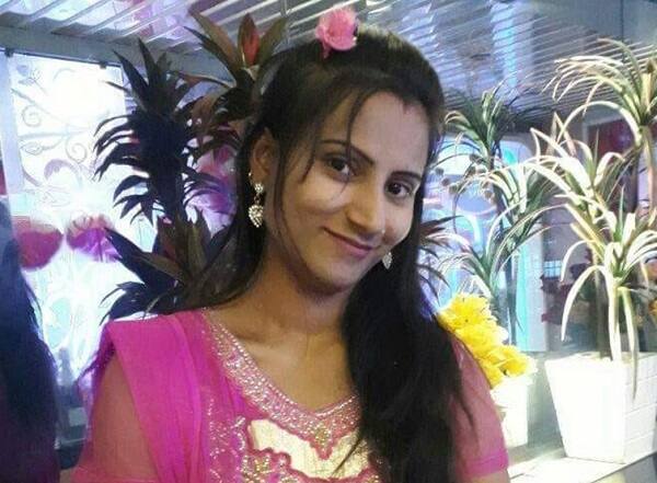 ગુરુવારે કતારગામના રણછોડનગરમાં બાલાજી કોમ્પ્લેક્સના ફ્લેટ નંબર 303માં રહેતી રિયાની તેના ઘરમાં જ ગળું દબાવીને હત્યા કરી નાખવામાં આવી હતી. અજાણ્યા શખ્સોએ રિયાની હત્યા કરી ઘરમાં રૂપિયા 15 હજારની રોકડ અને ઘરેણાની લૂંટ ચલાવી હતી. રિયા તેમજ તેનો પતિ મનોજ ચોટલિયા મૂળ સાવરકુંડલાના વતની હતા.