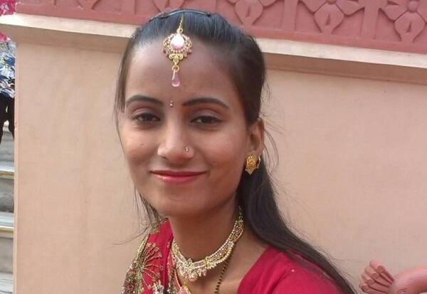 રિયાનો પતિ મનોજ સુરતમાં રહીને કડિયાકામ કરે છે. ગુરુવારે તે ઘરે આવ્યો ત્યારે તેને ખબર પડી હતી કે તેની પત્નીની કોઈ અજાણ્યા શખ્સોએ હત્યા કરી નાખી હતી. પતિ બપોરે ઘરેથી નીકળ્યો હતો તેમજ સાંજે સાત વાગ્યે ઘરે પરત ફર્યો હતો. જોકે, અંતે તેણે જ હત્યા કર્યાનો ખુલાસો થયો છે.