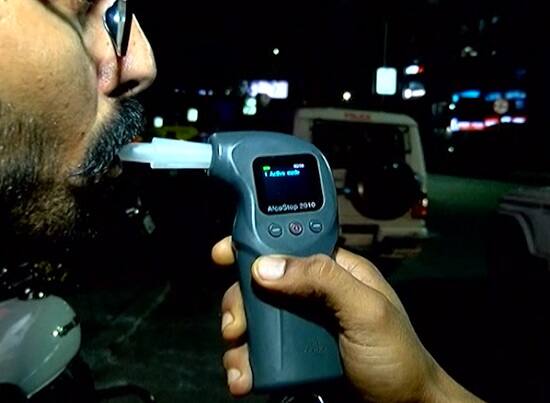 અમદાવાદના ઈસ્કોન ચાર રસ્તા પર ફરજ પર હાજર પોલીસના જણાવ્યા પ્રમાણે ટુ-વ્હિલર, ફોર-વ્હિલર અને રિક્ષા ચાલકોની તપાસ કરવામાં આવી રહ્યા છે. જોકે, અત્યાર સુધી પીધેલી હાલતમાં કોઈ પકડાયું નથી.