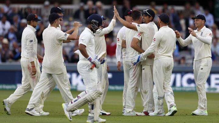     આ રીતે રહાણેએ ઈશારો કર્યો કે, પુજારાને જો આગળ વધવુ હોય તો તેણે પોતાની ભૂલ સ્વીકારી લેવી જોઈએ અને પછી જ તેને આગળ વધવાની તક મળી શકે છે. રહાણેના આ વલણના કારણે ક્રિકેટ ચાહકોમાં રોષ છે. રહાણે પોતાનું સ્થાન બચાવવા કોહલીની ખુશામત કરી રહ્યો છે તેવું ક્રિકેટ ચાહકોનું માનવું છે.