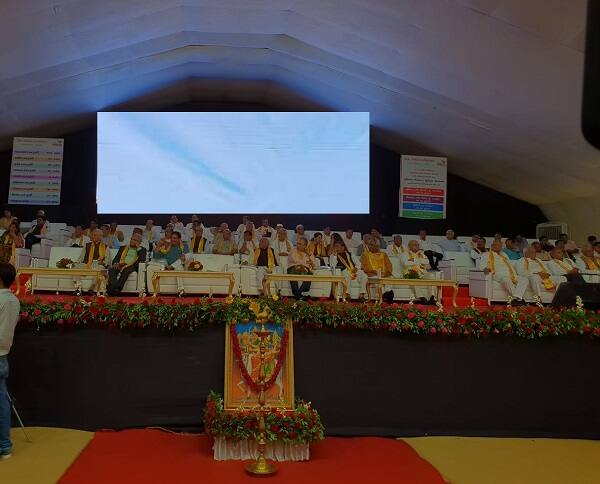 તેમના પિતાજી નદાસા ગામે ખેતી કરતા જે તે વખતે આઝાદી પહેલા ખેતીની આવકમાંથી અભ્યાસ કરતા બાળકો માટે હોસ્ટેલ બનાવી હતી. પોતે 3 ભાઈ અને 3 બહેનો જેમાં સૌથી મોટા 96 વર્ષીય મંગળદાસભાઈ જે હાલમાં કરોડો રૂપિયા હોવા છતાં જાતે જમવાનું બનાવે છે. નારણદાદાને એક દીકરો અને 4 દીકરીઓ સંતાનમાં છે. હાલમાં તેમના પરિવારમાં 4 પેઢીઓ હયાત છે.