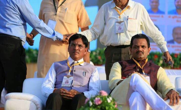 રૂપિયા ૮૦૦ કરોડના ખર્ચે નારી- પીપળી નેશનલ હાઈવે વિસ્તૃતિકરણના ખાતમૂહૂર્ત માટે રવિવારે ઉપરાષ્ટ્રપતિ વૈંકેયા નાયડુ ભાવનગર આવી રહ્યા છે, જેના લઇને સ્વાગત માટે ભાવનગરમાં લગાવેલા પૉસ્ટરમાં પ્રદેશ ભાજપ અધ્યક્ષ જીતુ વાઘાણીની પૂર્ણ કદની વિશાળ તસ્વીર સામે ઉપરાષ્ટ્રપતિ, રાજ્યના મુખ્યમંત્રી, નાયબ મુખ્યમંત્રીની અડધી અને નાની તસ્વીરોથી ભાજપમાં વિવાદ થયો છે. 