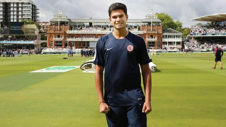  તસવીર પોસ્ટ કરી હરભજને મજાકના અંદાજમાં લખ્યું કે, ‘જુઓ કોણ રેડિયો વેચી રહ્યું છે. અત્યાર સુધી 50 રેડિયો વેચી ચુક્યો છે અને થોડાક જ બાકી છે.’ અર્જુનનો આ અંદાજ ક્રિકેટપ્રેમીઓને આ બતાવવા માટે પૂરતો છે કે સચિન પોતાના પુત્રની કેવી રીતે પાલનપોષણ કરી રહ્યો છે. 