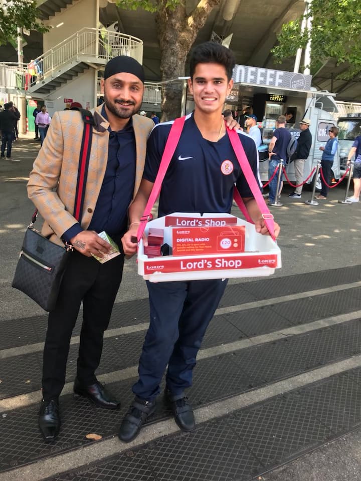  શનિવારે અર્જુન સ્ટેડિયમની બહાર ડિજિટલ રેડિયો વેચતો નજર આવ્યો હતો. ત્યારે ભારતીય ક્રિકેટર હરભજનસિંહે તેની પાસેથી ડિજિટલ રેડિયો ખરીદ્યો હતો અને બોણી કરાવી હતી. હરભજને અર્જુન સાથે ફોટો પણ લીધો હતો અને ટ્વિટર પર શેર કર્યો હતો. 