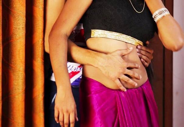 યુવતી તેને વળગીને ઉભી રહી ત્યાં જ પોલીસના યુનિફોર્મમાં બે-ત્રણ જણા અંદર ઘૂસી આવ્યા હતા ને વિપુલને તમાચો ઠોકી દીધો. ત્યાર પછી યુવતીએ બળજબરીથી વિપુલ સાથે નગ્નાવસ્થામાં ફોટા પાડી લીધા હતા. બળાત્કારના ગુનામાં ફસાવી દેવાની તથા સમાજમાં બદનામી કરવાની વાત કરીને એક લાખ પડાવી લીધા હતા.