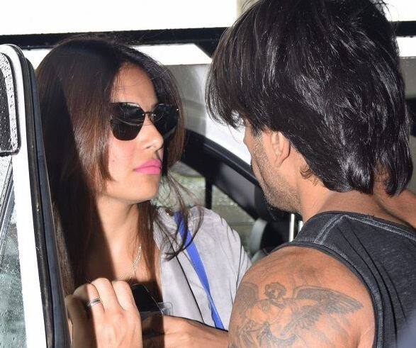 બિપાશા જવા સમયે કરણ નર્વસ જોવા મળી રહ્યો હતો, એરપોર્ટ પર બિપાશાનો સિમ્પલ લૂક જોવા મળ્યો હતો. 