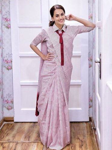 પિંક કલરની સાડીમાં તાપસીએ કોલરવાળુ બ્લાઉળ પહેર્યું હતું અને તેની સાથે રેડ કલરની ટાઈ મેચ કરી હતી. 