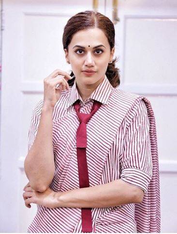 મુંબઈ: ફિલ્મ મૂલ્કની સક્સેસ પાર્ટીનું આયોજન કરવામાં આવ્યું હતું. અભિનેત્રી તાપસી પન્નૂએ બોલીવૂડમાં એક અલગ ઓળખ બનાવી છે. હાલમાં જ તેની ફિલ્મ રિલીઝ થઈ છે ફેન્સ અને ક્રિટિક્સને ખૂબ પસંદ આવી રહી છે. ફિલ્મ મૂલ્કની સક્સેસ પાર્ટીમાં તાપસી પન્નુ એકદમ અલગ અંદાજમાં જોવા મળી હતી. 
