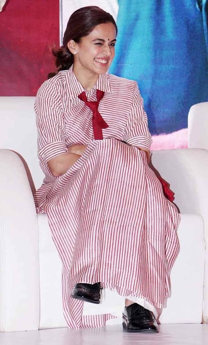 આ પ્રકારની સાડી તાપસી પહેલા કોઈ બોલીવૂડ એક્ટ્રેસે ભાગ્યે જ કોઈએ પહેરી હશે. તાપસી પન્નૂ હંમેશા એક્સપેરિમેંટ માટે જાણીતી છે. ગાઉનથી લઈને ફ્યૂજન આઉટફિટ્સ સુધી તમામમાં બિંદી લગાવવી તેનું સ્ટાઈલ સ્ટેટમેંટ બની ગયું છે. 