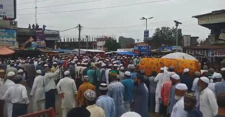 મળતી જાણકારી અનુસાર, છોટાઉદેપુર જિલ્લાના બોડેલીનો ખત્રી પરિવાર હાલોલમાં પોતાના સંબંધીના ઘરે જમીને રાત્રે પાછો ફરતો હતો તે સમયે ઈન્ડિકા કારનું ટાયર ફાટતા કાર નાળામાં ખાબકી હતી. આ અકસ્માતમાં એક જ પરિવારના પાંચ દિકરા અને બે દિકરીઓના ઘટનાસ્થળે જ મોત થયા હતા. જ્યારે એક બાળકીને ગંભીર ઈજા થતા તેને સારવાર માટે ખસેડવામાં આવી હતી. 