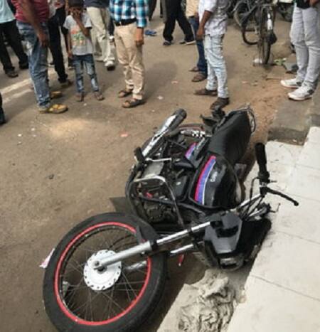 ધુમ સ્ટાઇટમાં ચાલતી બાઇકને જોઈને આસપાસના લોકો પણ સ્તબ્ધ થઈ ગયા હતા. બાઇક અથડાયા બાદ 100 ફુટ ઘસડાયું હતું. જેથી ઘટના સ્થળે જ યુવાનનું મોત થયું હતું. ઝડપને કારણે અન્ય બે બાઇકને પણ અથડાયું હતું.