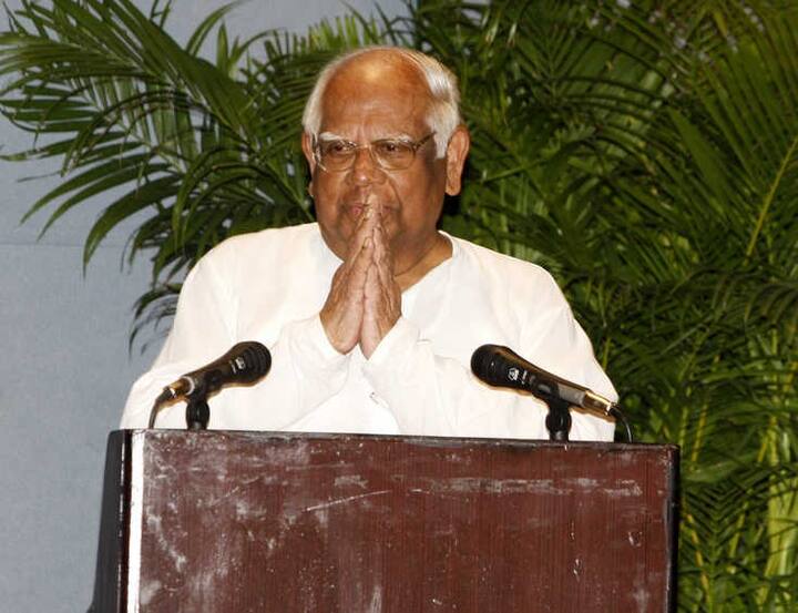 સોમનાથ ચેટર્જી 10 વાર લોકસભા સભ્ય રહ્યાં, માકપાની કેન્દ્રીય સમિતિના સભ્ય પણ રહી ચૂક્યા છે. તે 2004 થી 2009 ની વચ્ચે લોકસભાના અધ્યક્ષ રહ્યાં હતાં. તેમની પાર્ટીએ યુપીએ 1 વખતે સમર્થન પાછુ ખેંચ્યા બાદ લોકસભા અધ્યક્ષ પદેથી તેમને રાજીનામું આપવાની ના પાડી બાદમાં તેમને 2008 માં તેમને માકપામાંથી સસ્પેન્ડ કરી દેવામાં આવ્યા હતા.