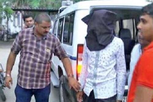 માલધારીઓ તેમના સમાજના રાજુ રબારી માટે સરકાર પાસે ન્યાય માગી રહ્યા છે. રાજુ રબારીની હત્યા 25 જુલાઈએ મહેસાણા જિલ્લાના રાજપુર ગામે થઈ હતી. શુક્રવારે રાજપુરથી માલધારી સમાજના લોકોએ મોટી સંખ્યામાં એકઠા થઈને મહેસાણા-અમદાવાદ હાઈવે પર આવેલા નંદાસણ સુધી રેલી યોજી કેસના મુખ્ય આરોપીને પકડવા માંગ કરી હતી. રેલી હિંસક બનતા સ્થિતિને નિયંત્રણમાં લેવા પોલીસને ટીયર ગેસના સેલ છોડ્યા હતા.