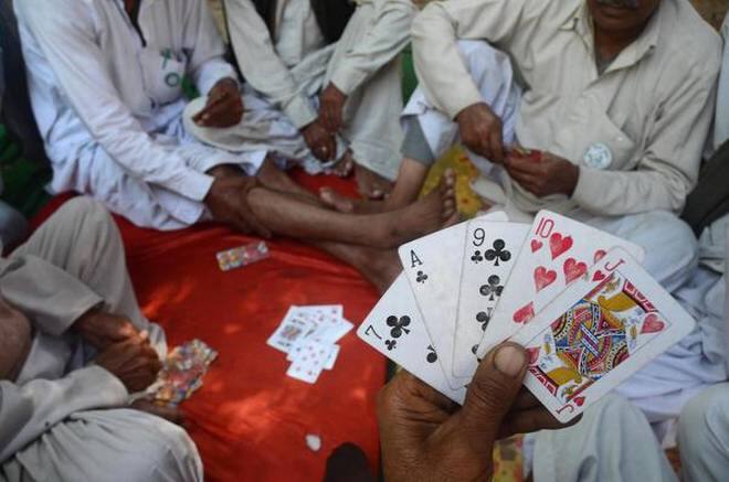 Nagpur Crime Police raid and gambler flies to first floor Nagpur Crime : पोलिसांची धाड पडली अन् जुगाऱ्याने पहिल्या माळ्यावरुन उडी मारली, उपचारादरम्यान मृत्यू