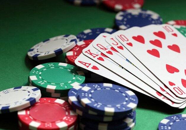  ગાયકવાડ હવેલી પોલીસ સ્ટેશનના પીઆઈ વી.જી.રાઠોડે જણાવ્યું હતું કે, ફિરોઝ ખેડાવાલા અને તેના મિત્રો જાહેરમાં જુગાર રમી રહ્યા હોવાની માહિતી પોલીસ કંટ્રોલ રૂમ દ્વારા મળી હતી. જેના આધારે ડી-સ્ટાફના માણસો ત્યાં પહોંચ્યા હતા અને ફિરોઝ અને તેના 5 મિત્રોને જુગાર રમતા ઝડપી લીધા હતા.