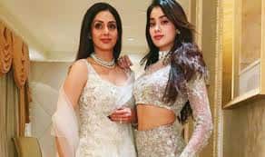 મુંબઇઃ બોલિવૂડ ‘ચાંદની’ શ્રીદેવીનો આજે જન્મદિવસ છે. આ ખાસ અવસર પર શ્રીદેવીની મોટી દીકરી જ્હાનવી કપૂરે સોશિયલ મીડિયા પર એક તસવીર શેર કરતા માતા શ્રીદેવીને યાદ કરી હતી.