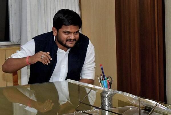 ઉપવાસ આંદોલનને સફળ બનાવવા માટે હવે હાર્દિકે લોકોનું સમર્થન મેળવવા મીટિંગોનો દોર શરૂ કરી દીધો છે. રવિવારે ગાંધીનગર, હિંમતનગર તાલુકાના હળીયોલ ખાતે તેમજ મોડી સાંજે અરવલ્લી ખાતે હાર્દિકે તમામ સમાજના ખેડૂત આગેવાનો, આંદોલનકારીઓ સાથે બેઠકો યોજી હતી.