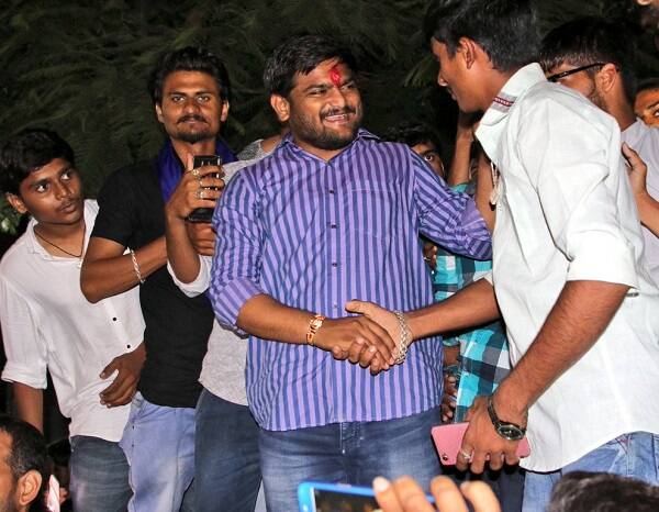 હાર્દિકે કહ્યું કે, આ પૈસા મંદિરમાં નાખવા કરતાં દોઢસો કરોડ સમાજના યુવાનોને રોજગારી-નોકરી આપવા પાછળ ખર્ચ કરવામાં આવે તો પાટીદારોની આવનારી પેઢી સુખેથી રહી શકે. હાર્દિક પટેલના આ સંબોધનને લોકોએ તાળીઓથી વધાવી લીધું હતું.