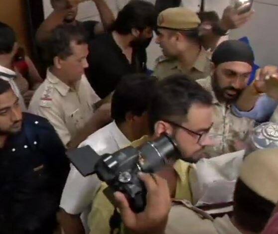 સાક્ષીએ જણાવ્યું કે લોકોએ હુમલાખોરને પકડવાનો પ્રયાસ કર્યો તો તે હવામાં ફાયરિંગ કરતા ફરાર થઈ ગયો હતો. આ દરમિયાન હુમલાખોરની પિસ્તોલ ત્યાં જ પડી ગઈ હતી પરંતુ તે ફરાર થઈ ગયો હતો. 