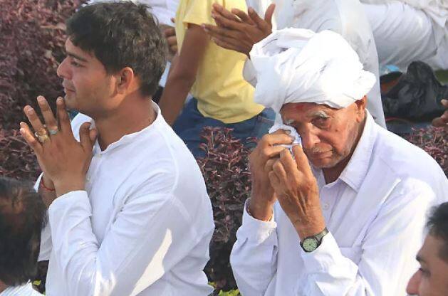 બાપાની વિદાયના સમાચાર સાંભળી હરિભક્તો ધ્રુસકે ધ્રુસકે રહી પડ્યા હતા.