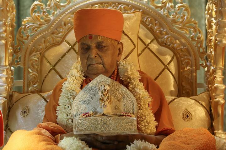 પ્રમુખ સ્વામી મહારાજનો જન્મ વડોદરા જિલ્લાના પાદરા તાલુકાના ચાણસદ ગામે થયો હતો. પિતા મોતીભાઈ, માતા દિવાળીબા. ખેતી અને પ્રભુભક્તિ સિવાય આ પરિવારને જીવનનું બીજુ કોઈ વિશિષ્ટ પાસું ન હતું. માગશર સુદ 8, સંવત 1978 (7 ડિસેમ્બર, 1921)ના રોજ પ્રમુખ સ્વામી મહારાજનો જન્મ થયો હતો. પ્રમુખ સ્વામીનું જન્મનું નામ શાંતિલાલ હતું.