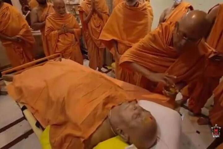 પેટલાદની સંસ્કૃત પાઠશાળામાં પંડિતો પાસે સંસ્કૃત અભ્યાસમાં લાગી ગયા. અભ્યાસમાં શાસ્ત્રી સુધીનો અભ્યાસ કરીને તેઓ શાસ્ત્રી નારાયણસ્વરુપદાસજી બન્યા. વર્ષ 1950માં શાસ્ત્રીજી મહારાજે દીર્ઘદ્રષ્ટિથી સ્થાપેલી વિકસતી ધર્મસંસ્થા અક્ષરપુરુષોત્તમ સંસ્થાના પ્રમુખ તરીકે તેઓને નિયુકત કર્યા. ત્યારથી તેઓને પ્રમુખ સ્વામીના હુલામણાં નામથી ઓળખવામાં આવે છે.