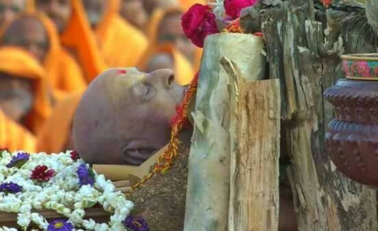 16 મે, 1929ના દિવસે તેમના ગામની શાળામાં પહેલા ધોરણમાં ભણવા બેસાડ્યા. શાંતિલાલ સ્વભાવે શાંત પણ શિસ્તબદ્ધ, સમયપાલન સાથે ભણવામાં હોંશિયાર હતા. ઈતિહાસ અને ગણિત એમના પ્રિય વિષયો હતાં. એકથી પાંચ ધોરણ તેમના ગામમાં ભણ્યાં બાદ તેમણે છઠ્ઠા ધોરણ માટે પાદરા ગામની શાળામાં પ્રવેશ લીધો.