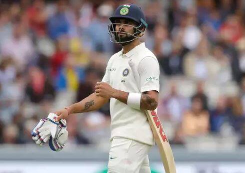 નવી દિલ્હીઃ ટીમ ઈન્ડિયાનો કેપ્ટન વિરાટ કોહલી લોર્ડ્સ ટેસ્ટની બંને ઈનિંગમાં ખાસ દેખાવ કરી શક્યો નહોતો. જેના કારણે તેણે નંબર એક બેટ્સમેનનો તાજ ગુમાવી દીધો છે. કોહલીએ બર્મિંઘમ ટેસ્ટમાં ઈંગ્લેન્ડ સામે તેના શાનદાર પ્રદર્શનના કારણે આઈસીસી રેન્કિંગમાં વિશ્વનો નંબર એક ટેસ્ટ બેટ્સમેન બન્યો હતો.