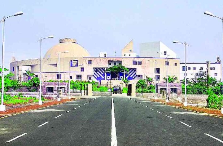 મધ્ય પ્રદેશમાં વિધાનસભાની કુલ 230 બેઠકો છે. એબીપી ન્યૂઝ સી વોટરના સર્વે મુજબ, ભાજપને 40 ટકા, કૉંગ્રેસને 42 ટકા અને અન્યને 18 ટકા મત મળવાનું અનુમાન છે. બેઠકોની વાત કરવામાં આવે તો ભાજપ-106, કૉંગ્રેસ-117 અને અન્ય-07 બેઠકો મેળવી શકે છે. મધ્યપ્રદેશમાં મુખ્યમંત્રીની પસંદમાં શિવરાજસિંહ ચૌહાણ-42 ટકા જ્યોતિરાદિત્ય સિંધિયા-30 ટકા જ્યારે કમલનાથ- 7 ટકા લોકોની પસંદ છે.