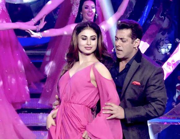 ઉલ્લેખનીય છે કે મૌની રોયો સલમાન ખાન સાથે બિગ બોસ 11માં સ્ટેજ પર્ફોમન્સ આપ્યું હતું. ત્યારથી મીડિયામાં સમાચાર ચાલી રહ્યા હતા કે મૌનીને બોલિવૂડમાં ડેબ્યૂ કરવા માટે સલમાન ખાને સાથ આપ્યો છે. જેને લઈને મૌની રોયે આ ખુલાસો કર્યો છે. 