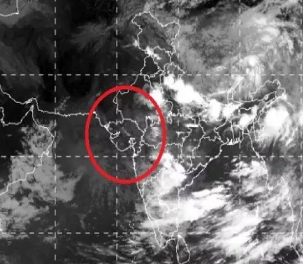 અમદાવાદ: બંગાળની ખાડીમાં વરસાદની સિસ્ટમ ફરી સક્રિય થઈ છે. જેના કારણે આગામી ત્રણ દિવસ સુધી દક્ષિણ ગુજરાત અને સૌરાષ્ટ્રમાં સામાન્ય વરસાદ પડશે. 16મી અને 17મી ઓગસ્ટના રોજ દક્ષિણ ગુજરાત અને સૌરાષ્ટ્રમાં ભારે વરસાદની આગાહી હવામાન વિભાગે વ્યક્ત કરી છે.