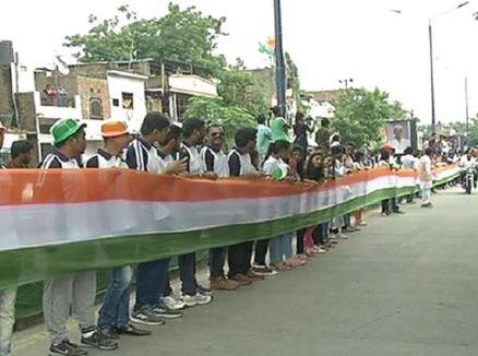  ઈન્દોર: મધ્યપ્રદેશના ઈન્દોર જિલ્લામાં 12 કિલોમીટર લાંબો રાષ્ટ્ર ધ્વજ ત્રિરંગો લહેરાવવાનો વર્લ્ડ રેકોર્ડ બનાવવામાં આવ્યો. આ ધ્વજ શહેરના મહૂ નાકા પાસેથી ચાણક્યપુરી ચોક સુધી લહેરાવવામાં આવ્યો હતો. આ પહેલા મથુરામાં 10 કિલોમીટર અને ગોરખપુરમાં 11 કિલોમીટર લાંબો ત્રિરંગો લહેરાવી વિશ્વ કીર્તિમાન બનાવાયો હતો. 