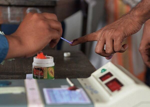 એબીપીના c-voter દ્વારા આ સર્વે કરવામાં આવ્યો હતો. ત્રણેય રાજ્યોના કુલ મળીને 27,968 લોકો સાથે વાતચીત કરવામાં આવી હતી અને ત્યાર બાદ અંતિમ નિર્ણય પર પહોંચી શકાયું હતું.