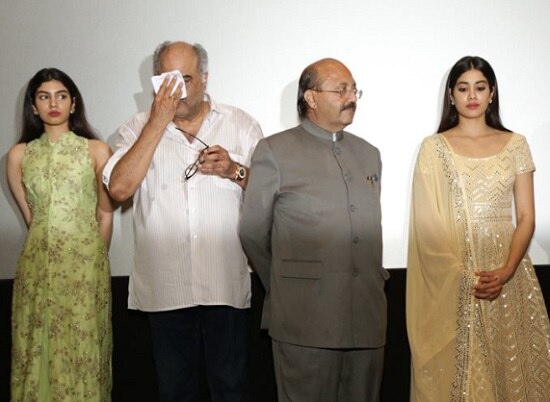 જાહન્વીએ લાઈટ ક્રીમ રંગનો અનારકલી ડ્રેસ પહેર્યો હતો. જ્યારે ખુશી લાઇટ લીલા રંગના ડ્રેસમાં જોવા મળી હતી.