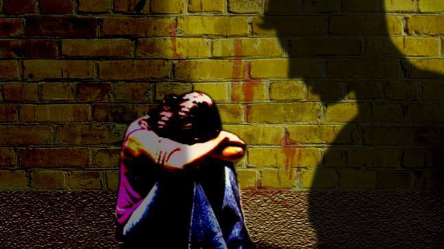 આ પરિણીતાએ ફરિયાદમાં જણાવ્યું હતું કે, તેનો પતિ ડ્રાઇવિંગ કરે છે, પરંતુ તેનો ધંધો બરોબર નહીં ચાલતો હોવાથી તેના કૌટુંબિક મોટાબાપુ અને ભૂવા તરીકે ઓળખાતા યોગેશ કુબાવત પાસે જોવડાવ્યું હતું. 31 મેના રોજ પતિ સહિતનાં સાસરિયાં હરિદ્વાર ગયાં હતાં અનેરે પરિણીતા ઘરે એકલી હતી ત્યારે યોગેશ તેના ઘરે આવ્યો હતો.