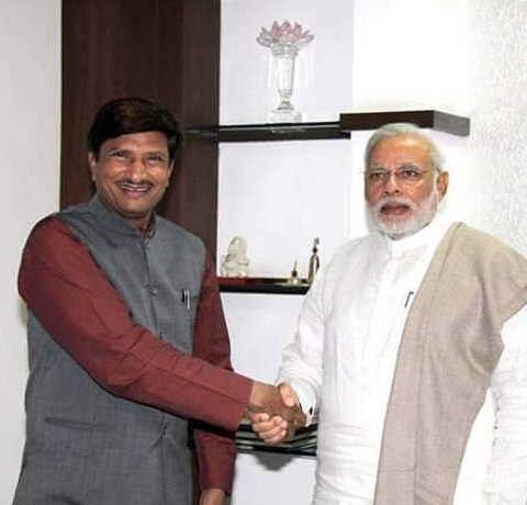 કોંગ્રેસના શાસનમાં અશોક ડાંગર રાજકોટના મેયર હતા. ત્યાર બાદ તત્કાલીન મુખ્યપ્રધાન નરેન્દ્ર મોદીના કહેવાથી વર્ષ 2012માં વિધાનસભાની ચૂંટણી પહેલાં તેઓ ભાજપમાં જોડાયા હતા. શામજીભાઈ ચૌહાણ ચોટીલાના ધારાસભ્ય હતા પણ તેમને ટિકીટ ના મળતાં તેમણે ભાજપને છોડી દીધો હતો.