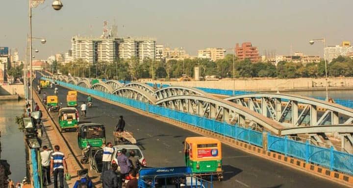 અમદાવાદઃ ભારત સરકારે રહેવા માટે દેશના 10 સૌથી સારા શહેરોનું એક લિસ્ટ જાહેર કર્યુ છે. આ લિસ્ટમાં મહારાષ્ટ્રનો દબદબો સ્પષ્ટ દેખાઇ રહ્યો છે. ચોંકાવનારી વાત એ છે કે આ લિસ્ટમાં ટૉપ 10માં ગુજરાતનું એકપણ શહેર નથી, ખાસ કરીને આ લિસ્ટમાં અમદાવાદને પાછળ રાખીને ગુજરાતના સુરતે બાજી મારી છે.