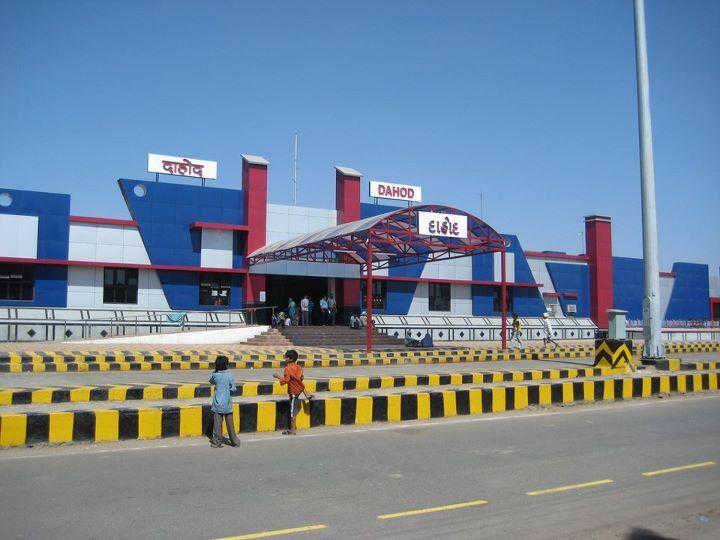 ભારતમાં રહેવાલાયક શહેરોમાં મહારાષ્ટ્રનું પૂણે નંબર-1, નવી મુંબઇ નંબર-2 અને ગ્રેટર મુંબઇ નંબર-3 પર રહ્યું છે. જ્યારે દેશની રાજધાનીને 111 શહેરોમાંથી 65માં નંબરે રહેવાલાયક શહેર માનવામાં આવ્યું છે.